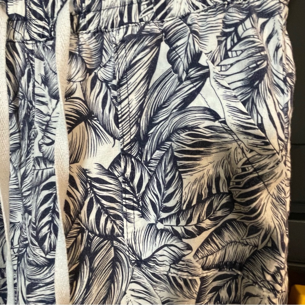 Land N Sea Leaf Print Capris - Picture 7 of 7